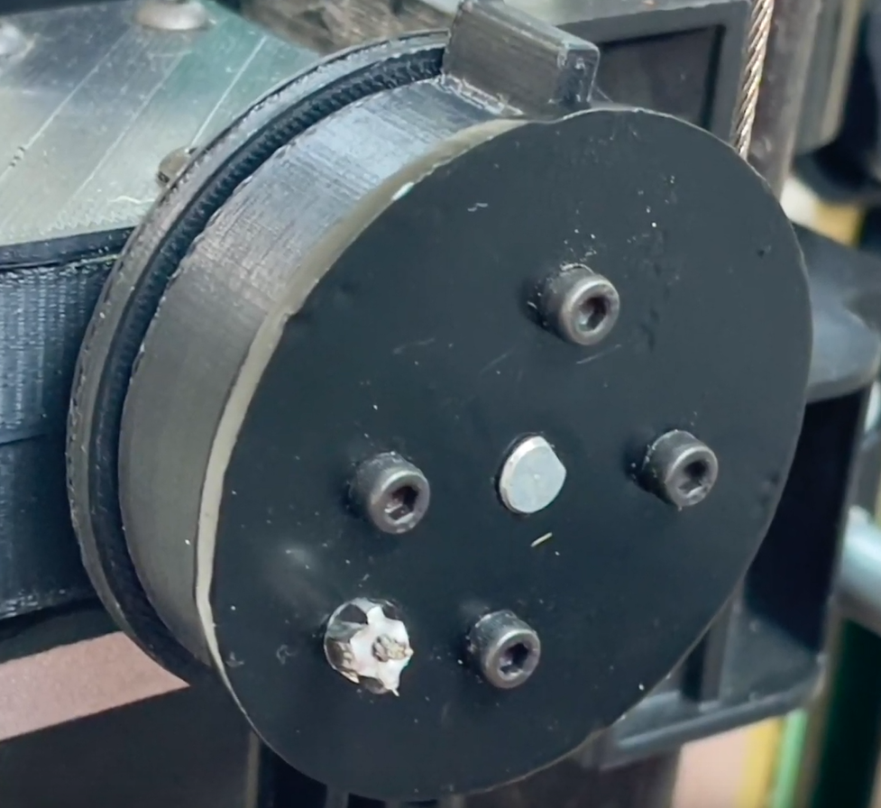 Remove the black spool cover ONLY IF the target head is hanging freely or you are holding the cable on the spool. Needs to be removed before operating the lift.